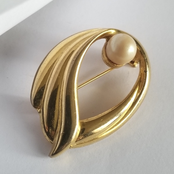 Vintage Jewelry - Vintage brooch faux pearl gold tone ripple ridge